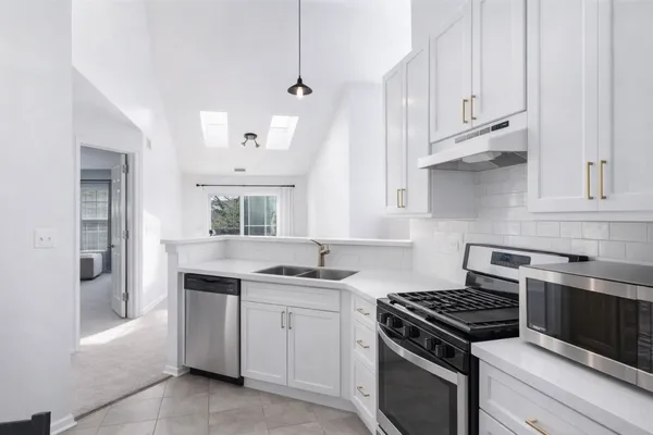 $310,000 | 1963 Gary Court, Unit C, Schaumburg, IL 60193