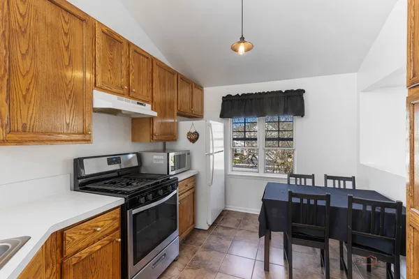 $310,000 | 1963 Gary Court, Unit C, Schaumburg, IL 60193