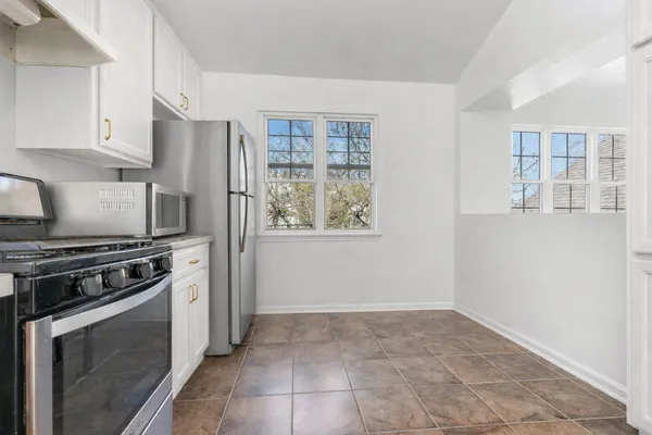 $310,000 | 1963 Gary Court, Unit C, Schaumburg, IL 60193