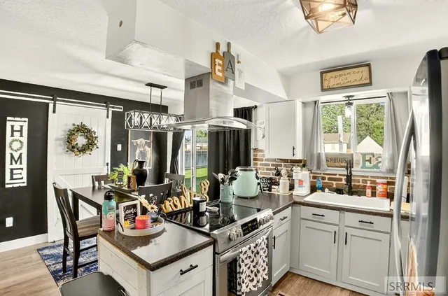 $316,000 | 300 North Farnsworth Drive, Idaho Falls, ID 83401