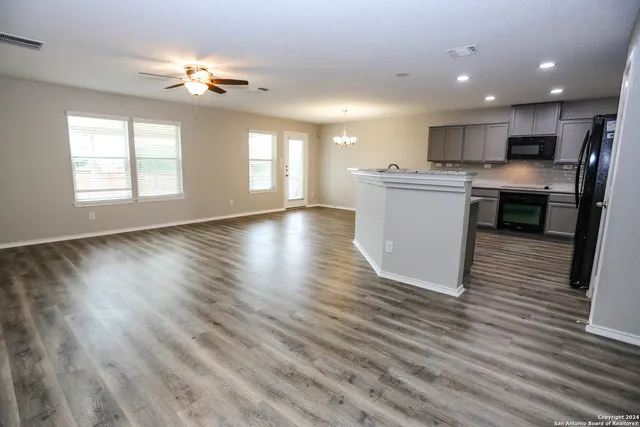 $1,895 | 320 Gatewood Cliff, Cibolo, TX 78108