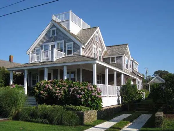 $7,995,000 | 10 East Lincoln Avenue, Nantucket, MA 02554