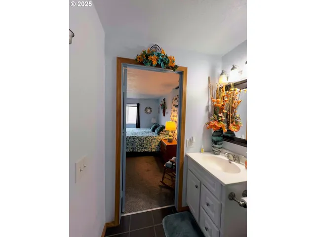 a en suite bathroom with a sink mirror and vanity
