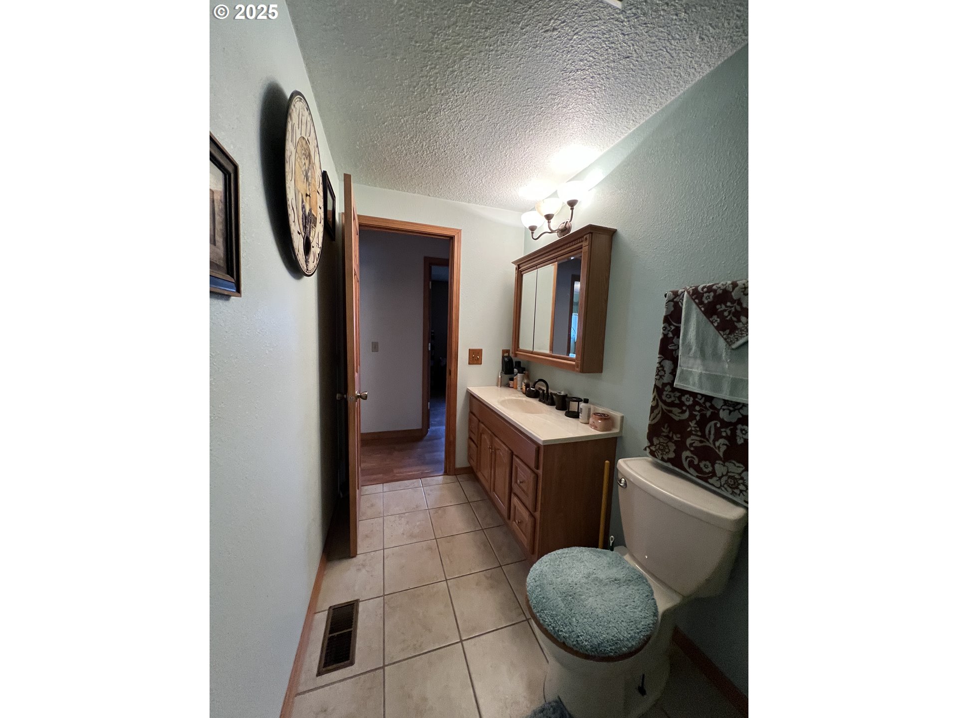 304 Hillcrest Drive John Day, OR 97845 - Photo 19 of 38 a living room with furniture and a mirror