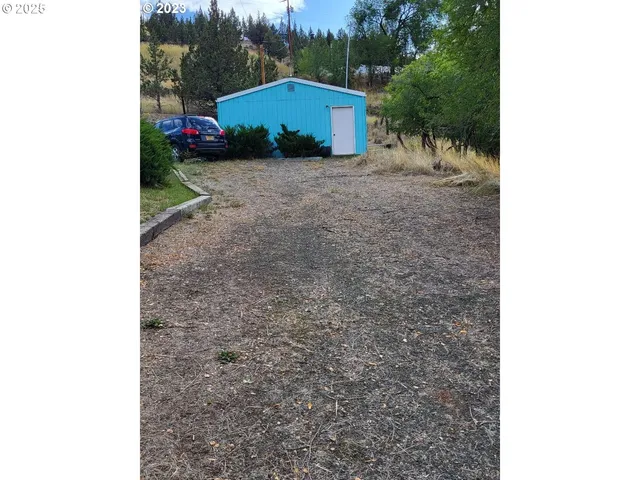 a view of a outdoor space in front of a house