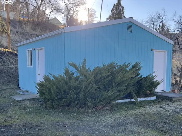 $285,000 | 304 Hillcrest Drive, John Day, OR 97845