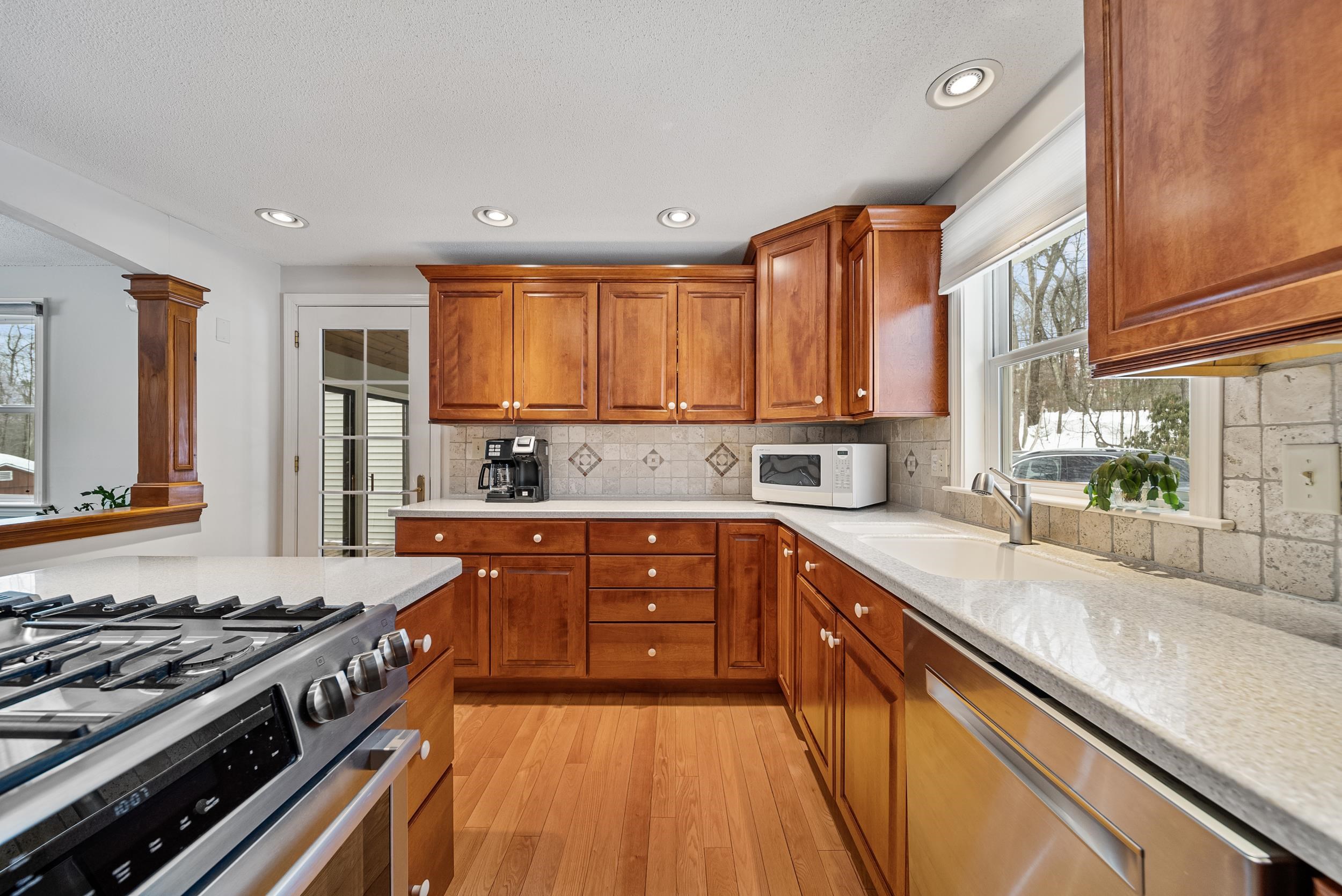 1285 Smyth Road Hooksett, NH 03106 - Photo 5 of 34