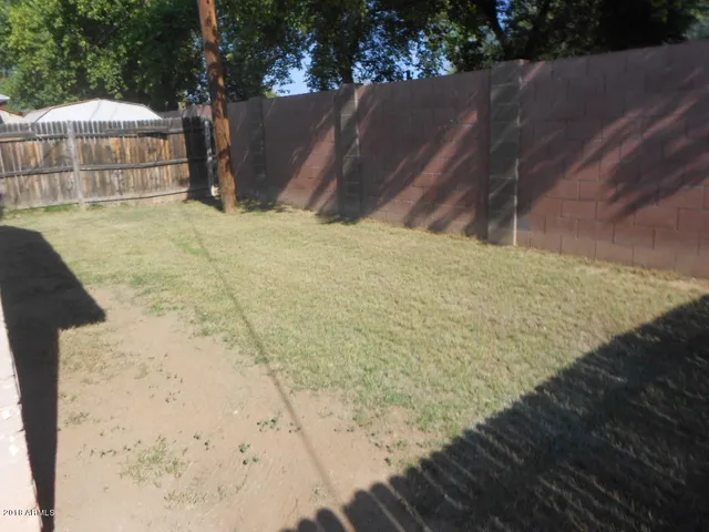 a view of a backyard