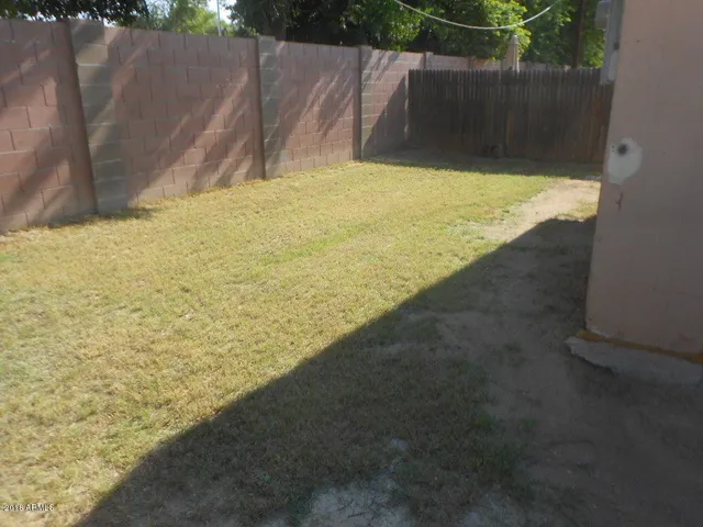 a view of a back yard