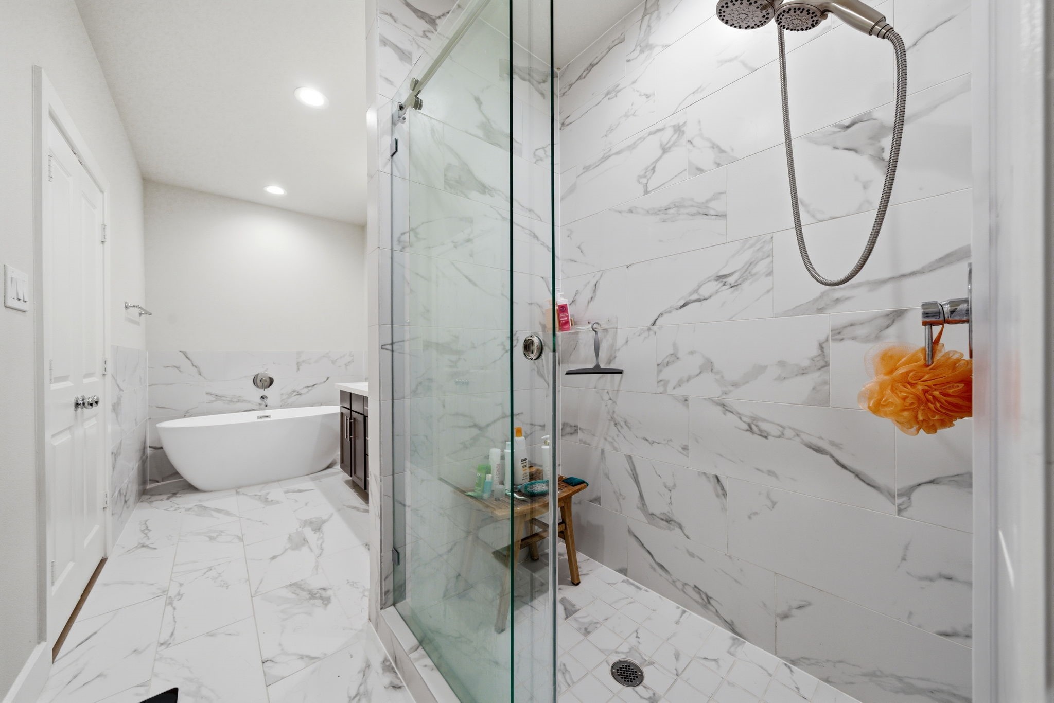 5929 Haring Lane Houston, TX 77091 - Photo 19 of 25 a bathroom with a tub sink and mirror