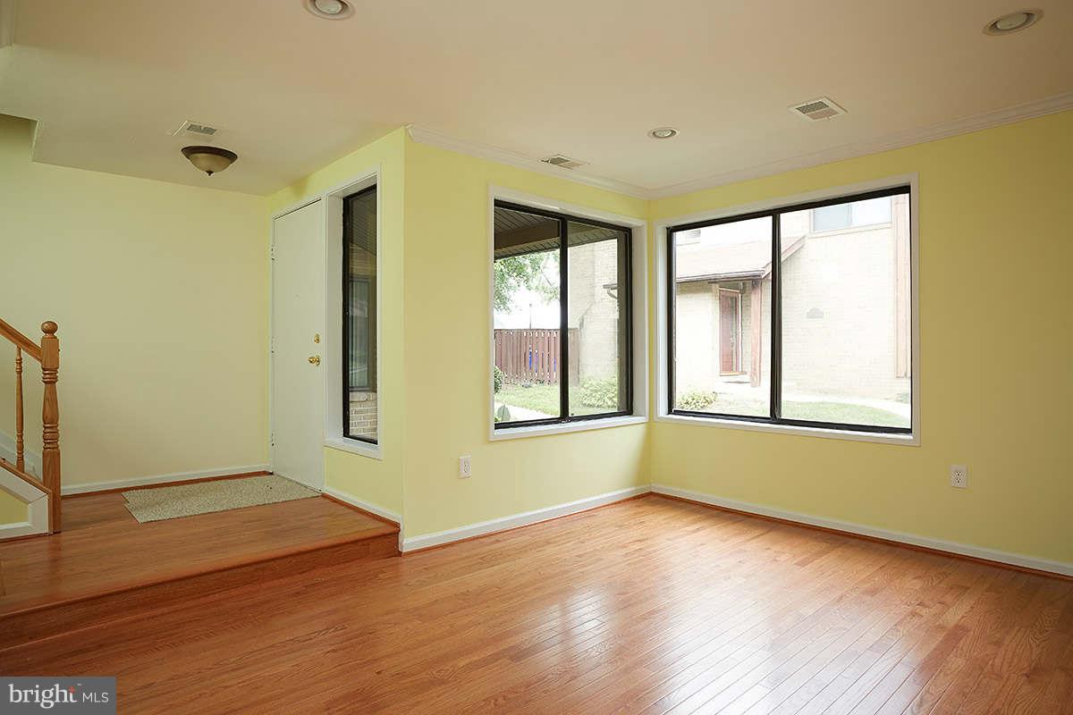 9512 Kilimanjaro Road Columbia, MD 21045 - Photo 8 of 22 Living Room