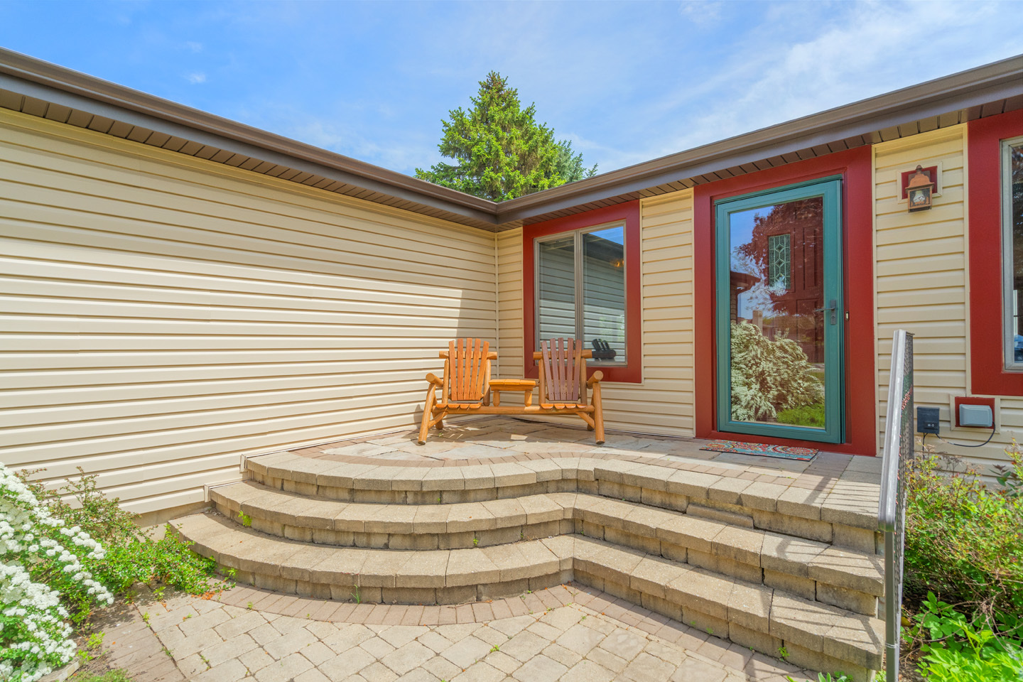 46 Feece Drive Batavia, IL 60510 - Photo 7 of 37 a view of statue in a balcony