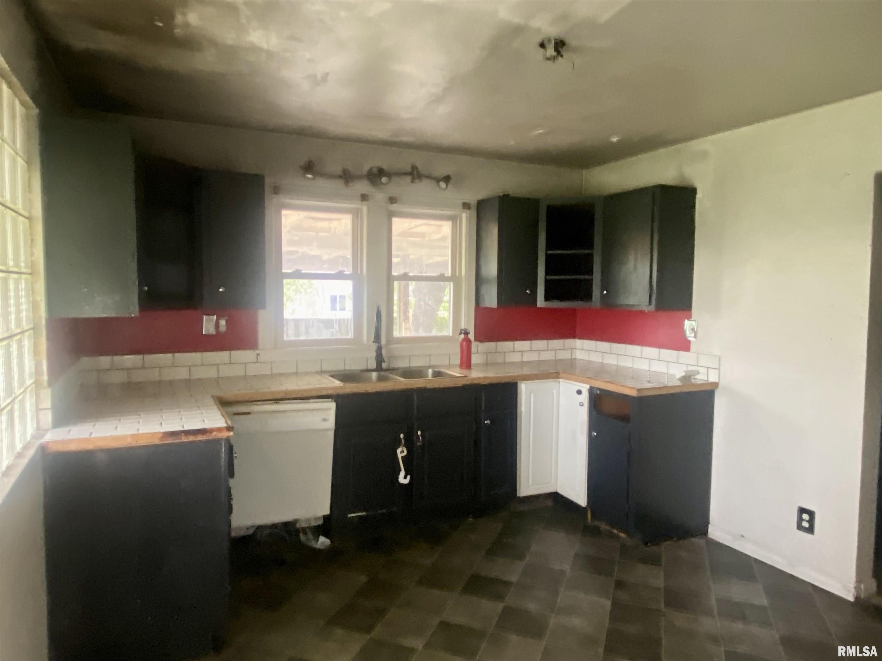 48 White Road Glenarm, IL 62536 - Photo 4 of 15 Gallery Image 4