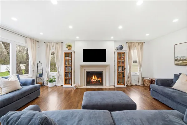 $1,050,000 | 334 East McKenna Court, Elmhurst, IL 60126