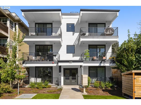 $415,000 | 3920 North Montana Avenue, Unit 301, Portland, OR 97227