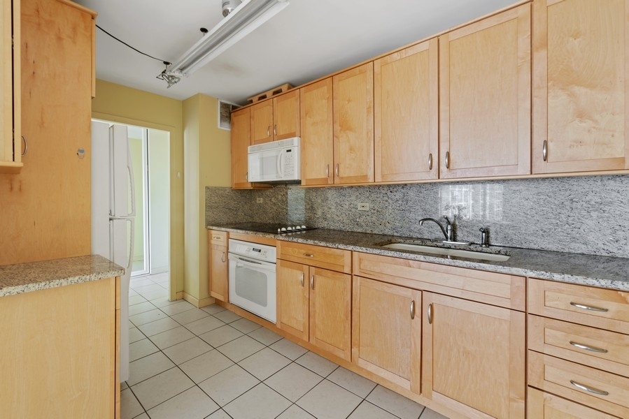 5455 North Sheridan Road, Unit 906 Chicago, IL 60640 - Photo 7 of 16
