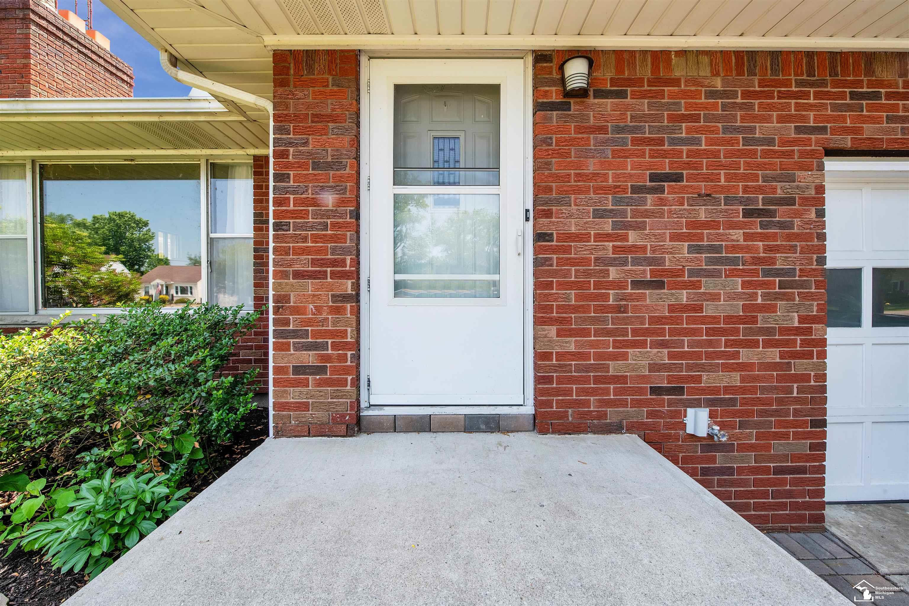 2330 Vivian Road Monroe, MI 48162 - Photo 4 of 37