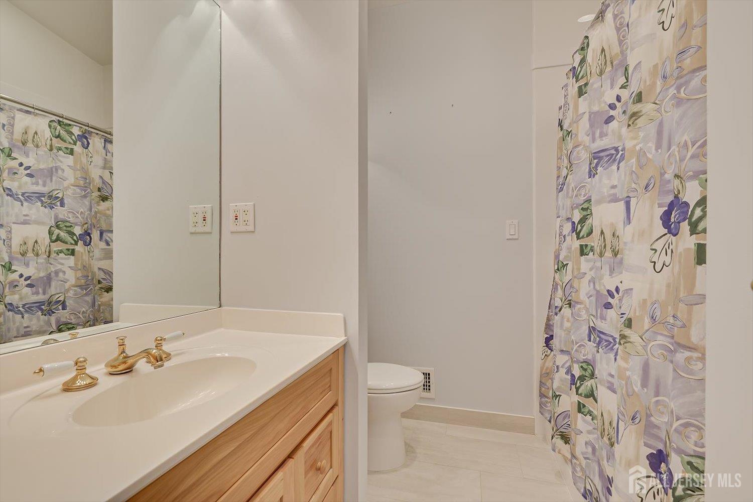 16 Peake Road Edison, NJ 08837 - Photo 24 of 43