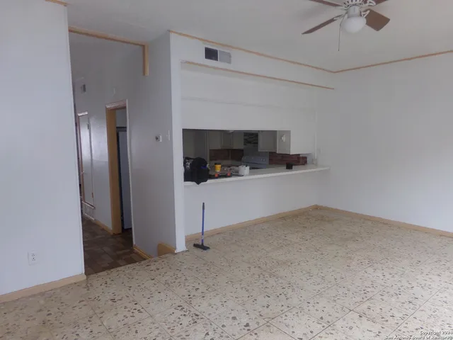 a view of empty room with a ceiling fan