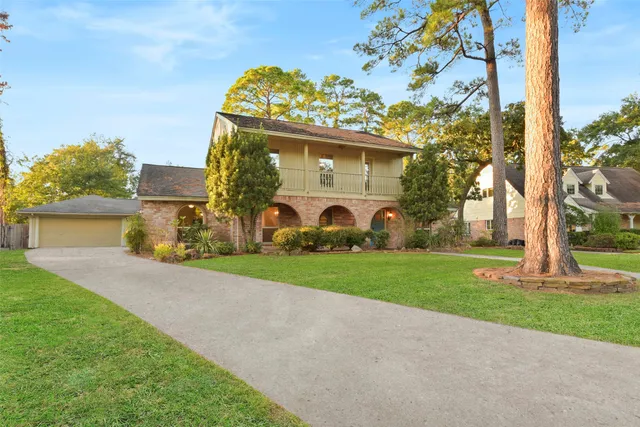 a view of a back yard of the house