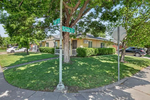 a view of a house with backyard