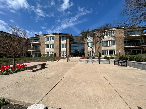 $699,999 | 1 Oak Brook Club Drive, Unit A105, Oak Brook, IL 60523