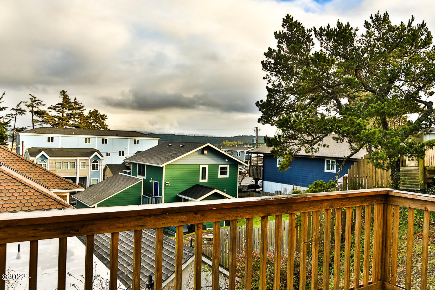 937 Southwest 11th Street Newport, OR 97365 - Photo 21 of 34 deck outside eating area