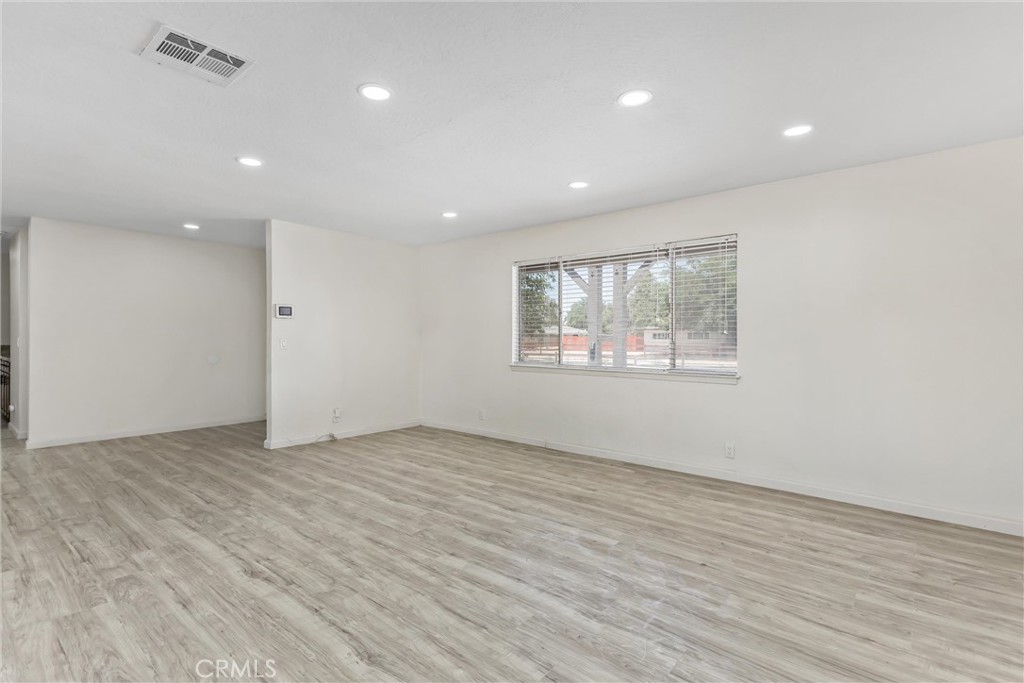 19891 Talihina Road Apple Valley, CA 92307 - Photo 12 of 81 Living room