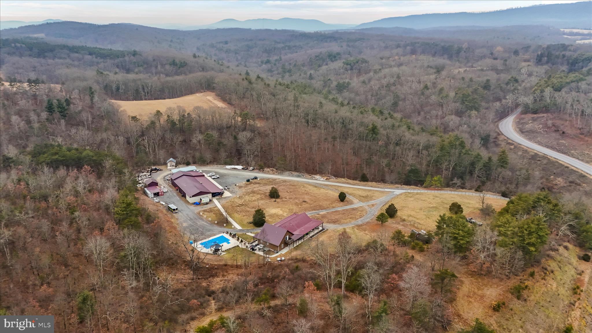 a view of a backyard