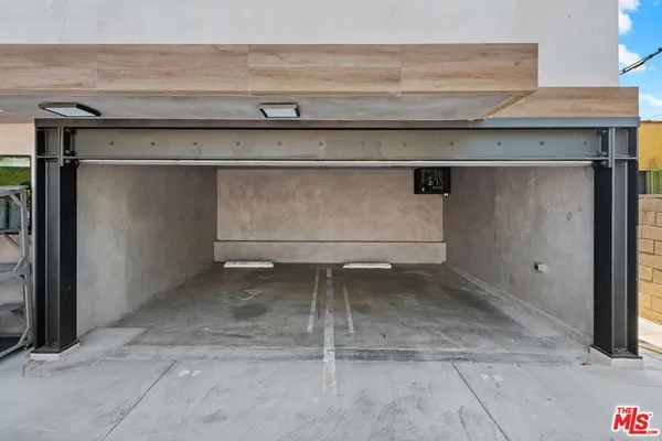 $935,000 | 838 North Mansfield Avenue, Unit 201, Los Angeles, CA 90038