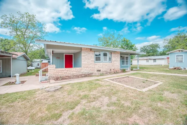 a house view with a backyard space