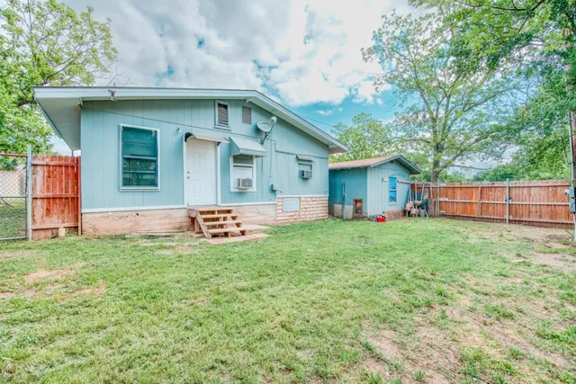 a view of a house with backyard and porch