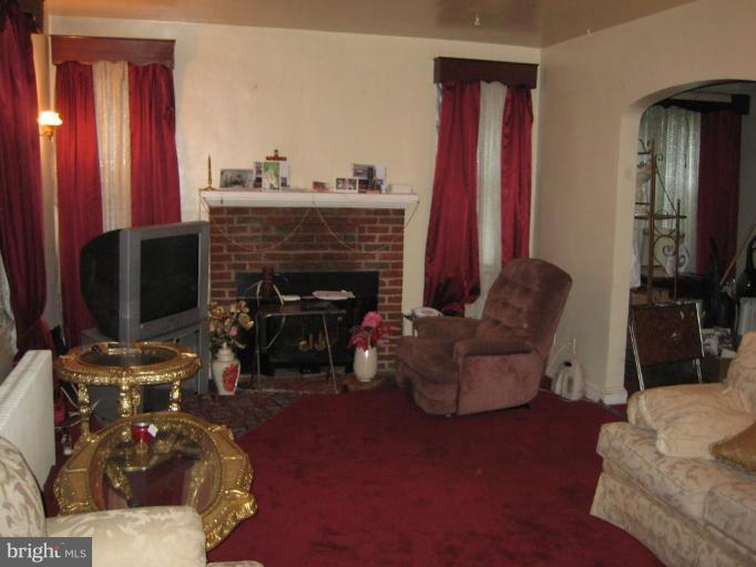 640 Ridge Road Southeast Washington, DC 20019 - Photo 4 of 6 Living Room