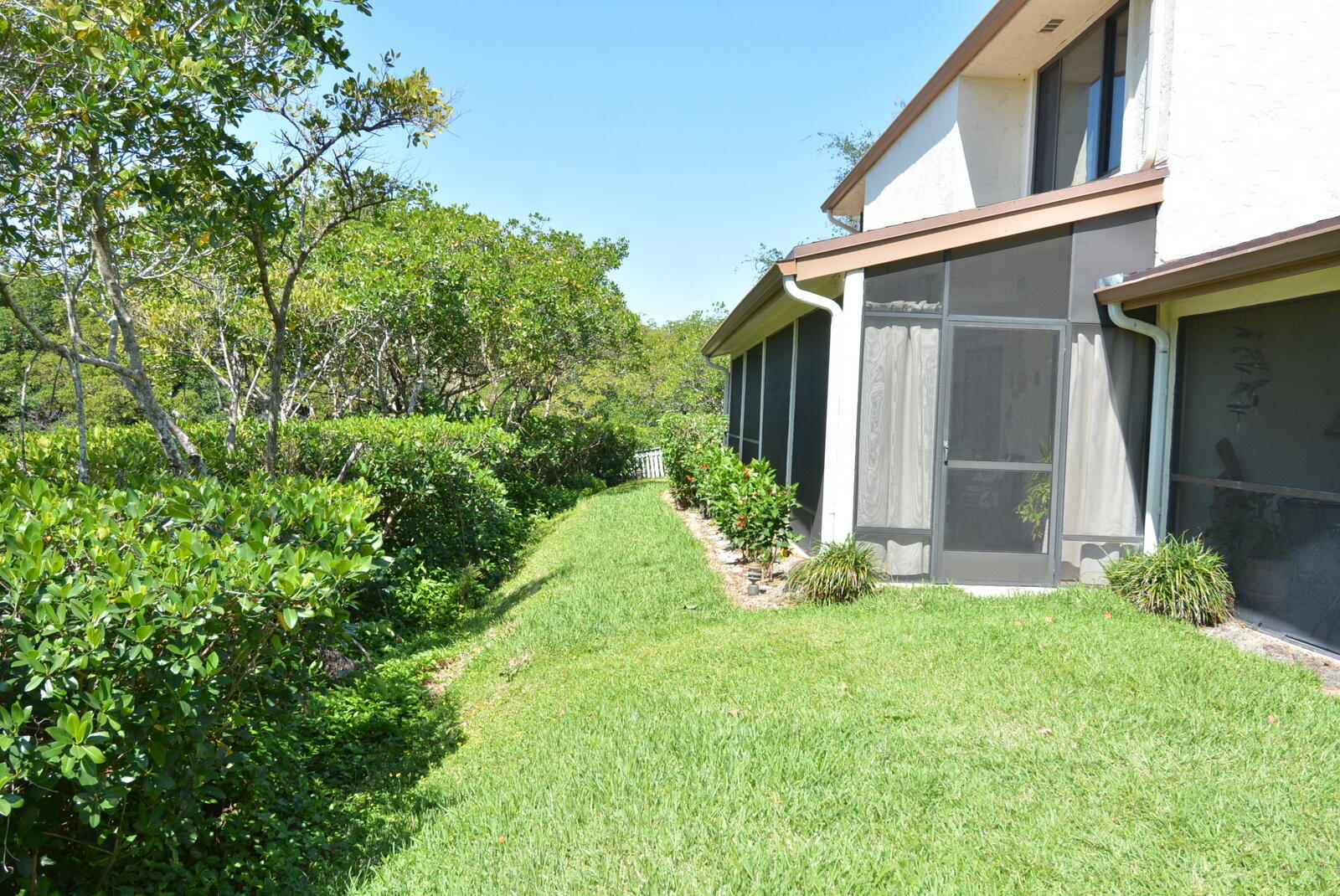 950 South Kanner Highway, Unit TH9 Stuart, FL 34994 - Photo 6 of 51 front view of a house with a yard