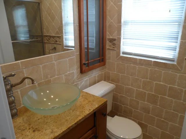 $2,300 | 11 South Jefferson Avenue, Unit REAR HOUSE, Margate City, NJ 08402