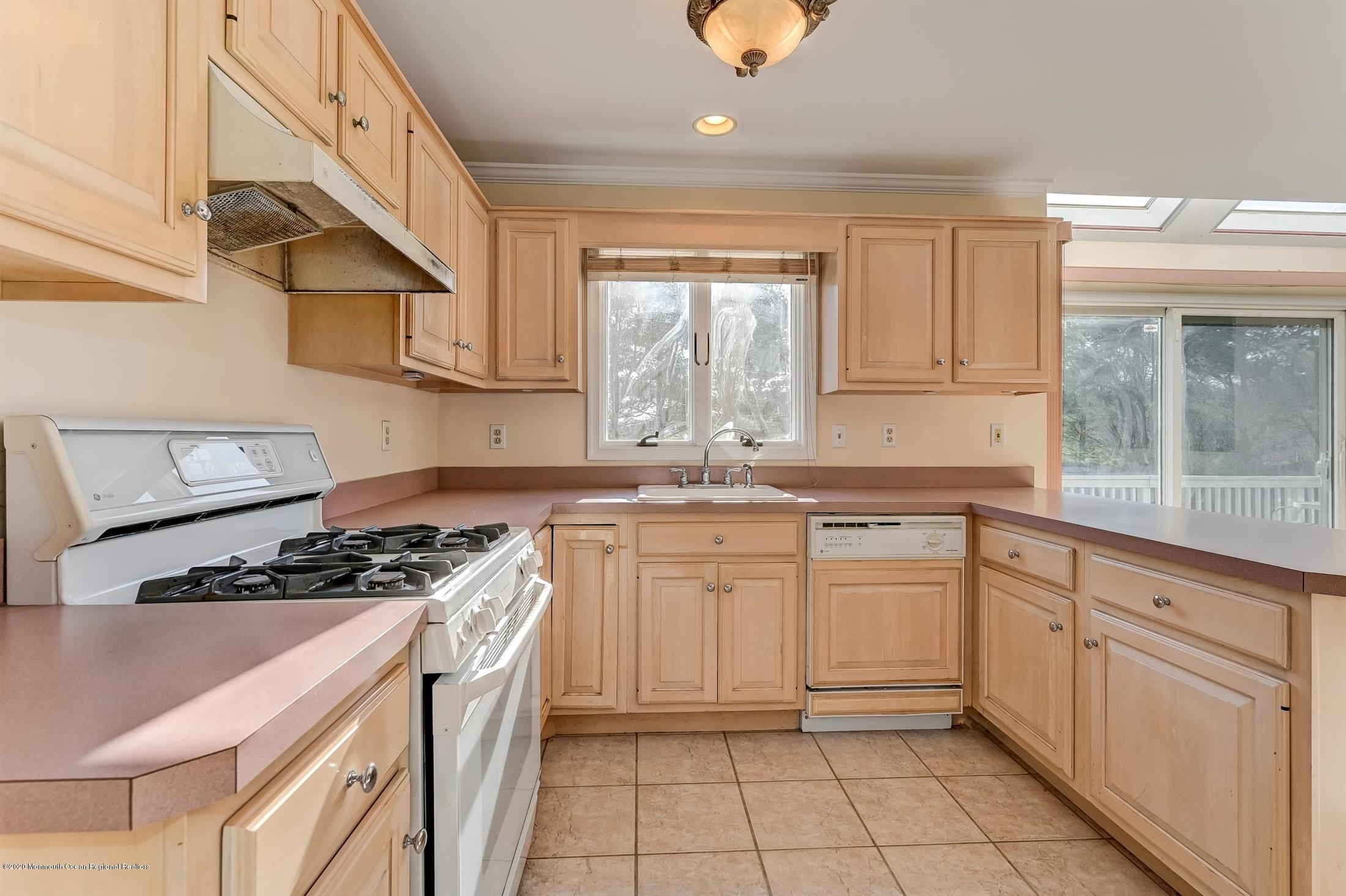 21 Yellow Brook Road Holmdel, NJ 07733 - Photo 12 of 23 Kitchen