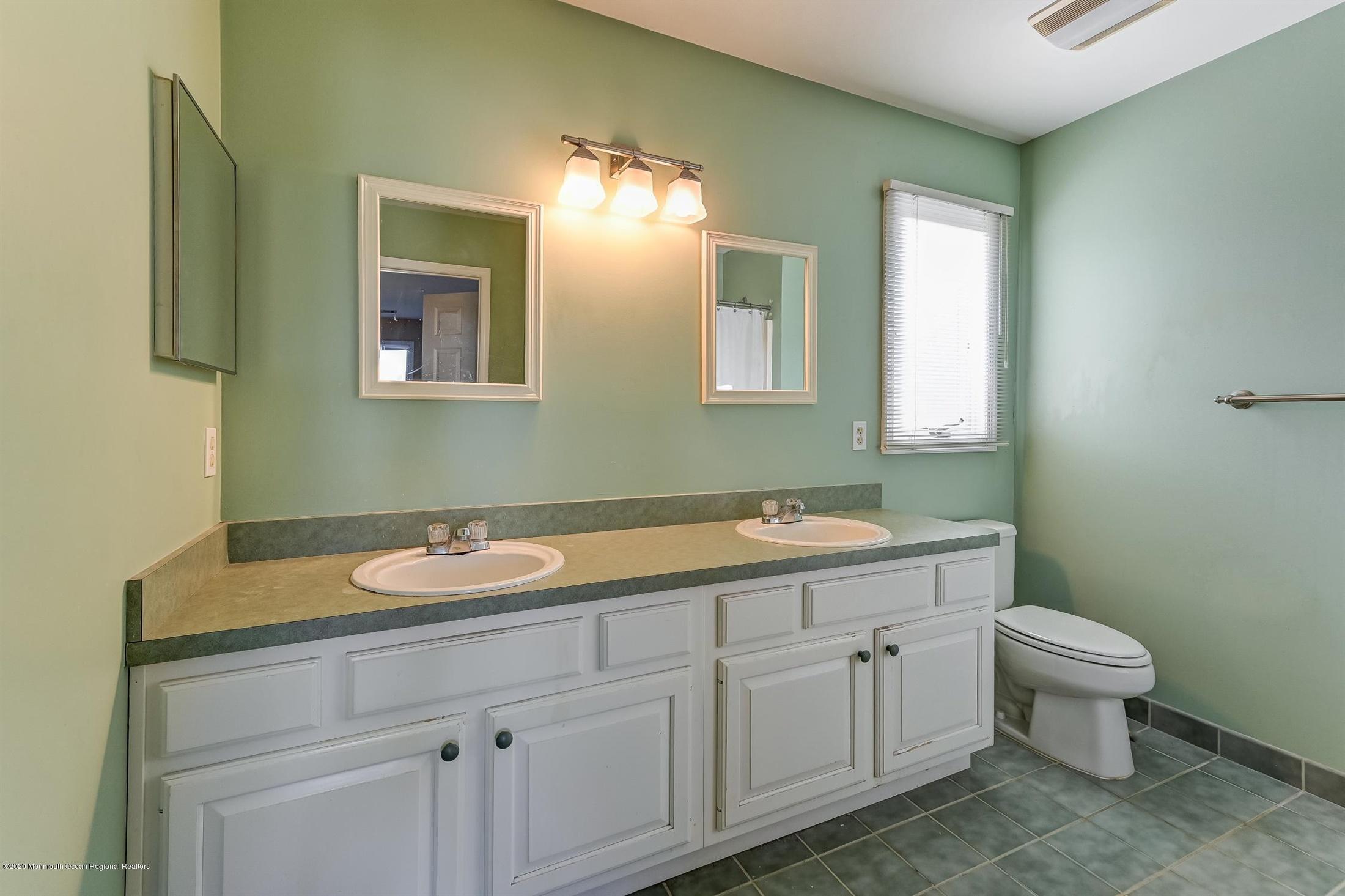 21 Yellow Brook Road Holmdel, NJ 07733 - Photo 17 of 23 Master Bathroom