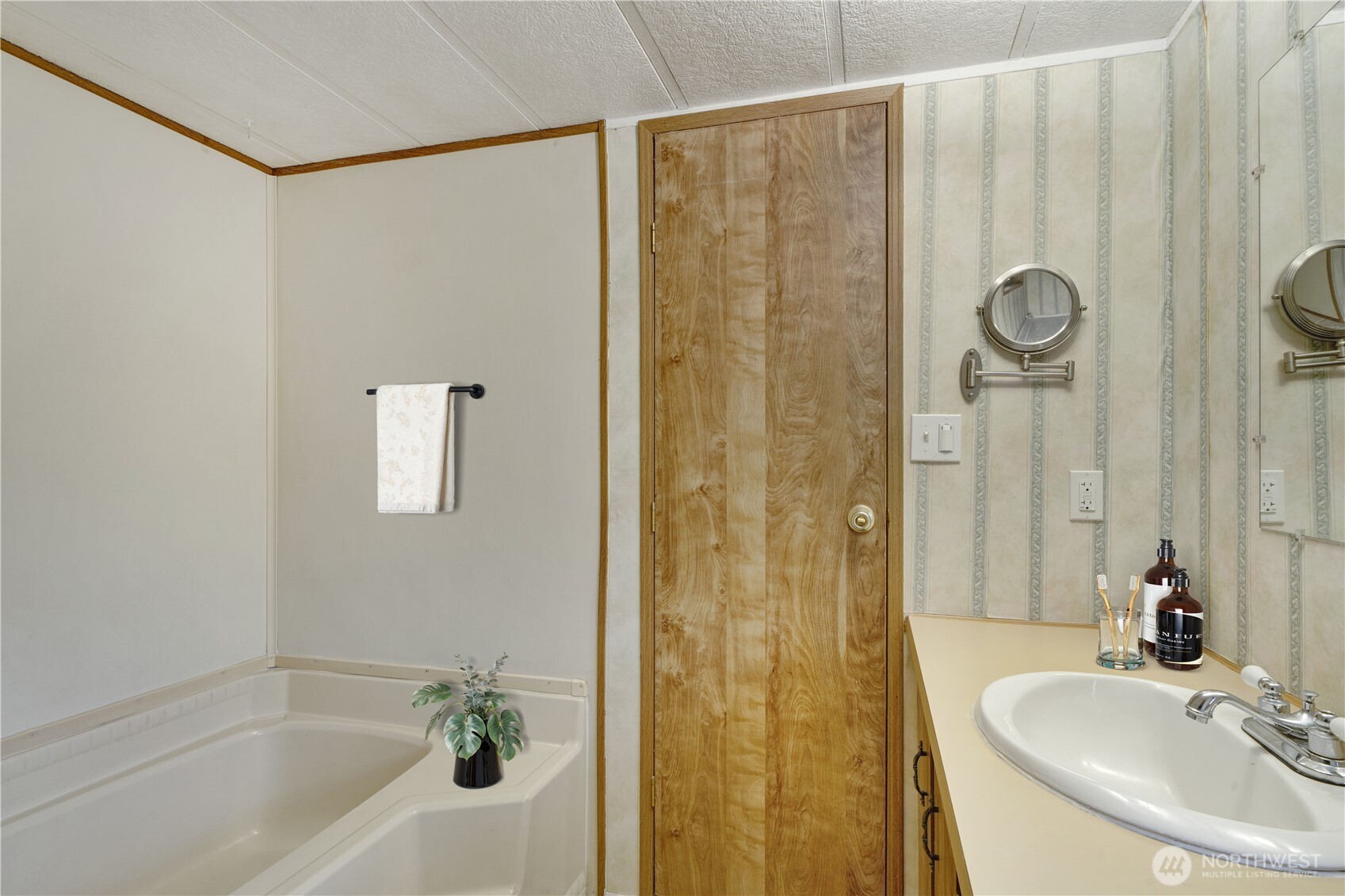 4806 Cushman Road Northeast, Unit 139 Olympia, WA 98506 - Photo 13 of 22 a bathroom with a sink and a tub
