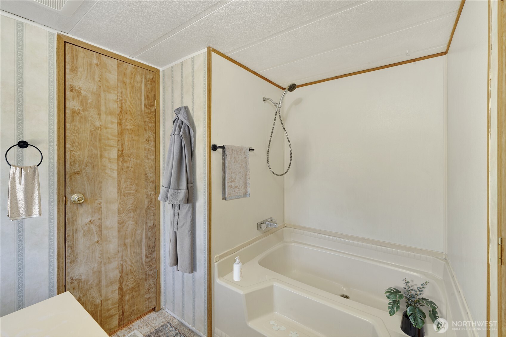 4806 Cushman Road Northeast, Unit 139 Olympia, WA 98506 - Photo 14 of 22 a bathroom with a shower and a bath tub