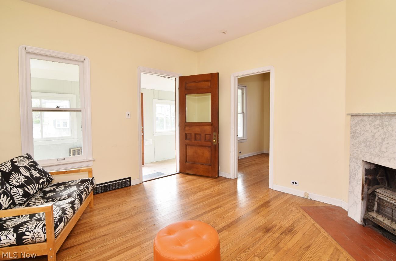 1532 Sheridan Road Cleveland, OH 44121 - Photo 7 of 29 Living Room