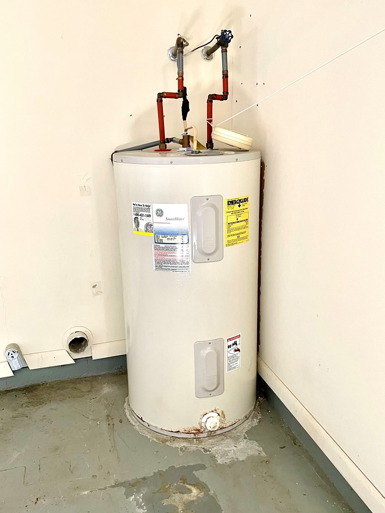 243 Blackman Road Dothan, AL 36301 - Photo 23 of 43 Water heater 2004