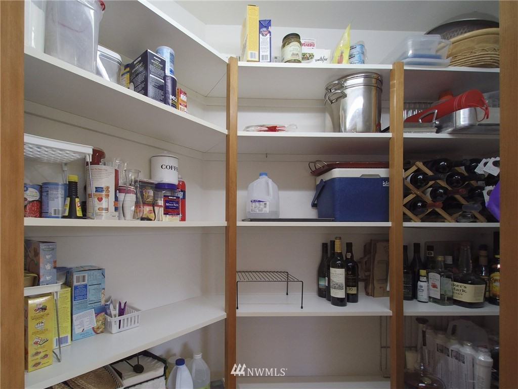 247 Jake Way Sequim, WA 98382 - Photo 13 of 40 a room with a book shelf