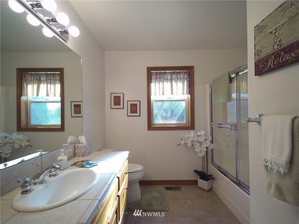 247 Jake Way Sequim, WA 98382 - Photo 17 of 40 a bathroom with a sink toilet and shower