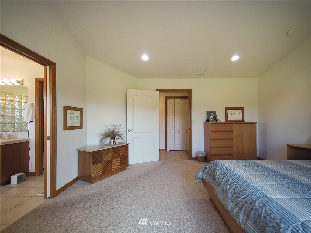 247 Jake Way Sequim, WA 98382 - Photo 31 of 40 a bedroom with a bed and a dresser