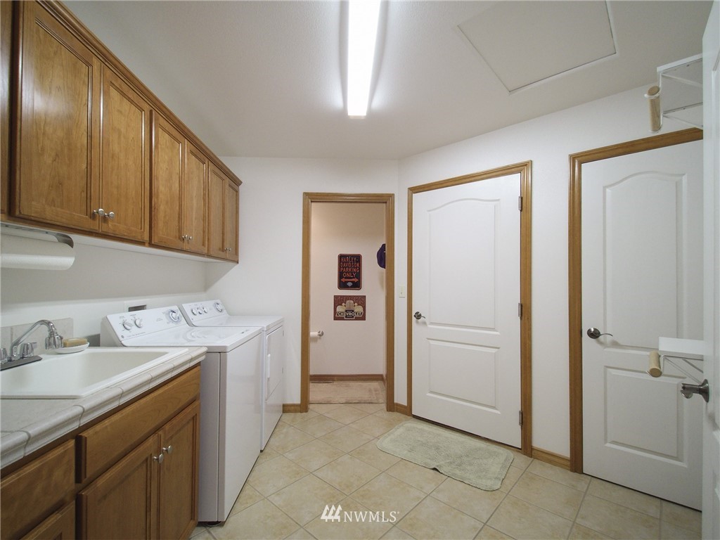 247 Jake Way Sequim, WA 98382 - Photo 32 of 40 a bathroom with a sink and a mirror