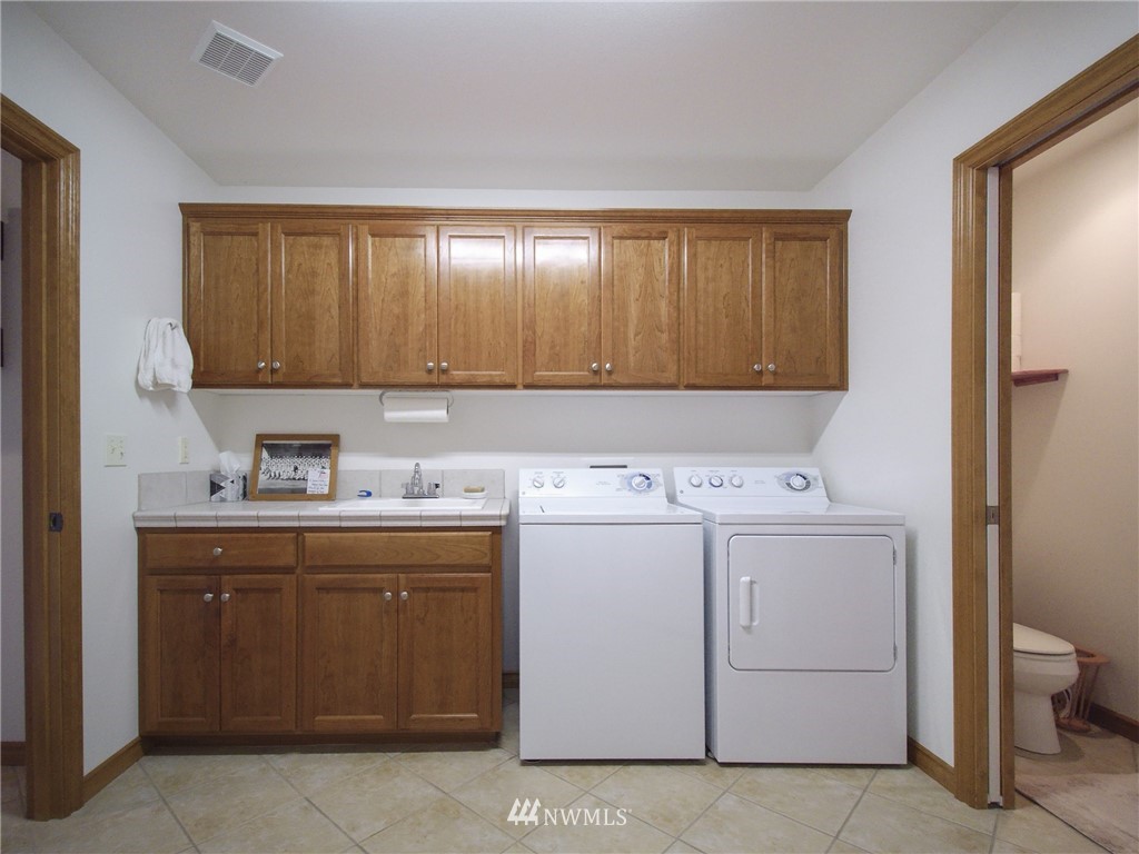 247 Jake Way Sequim, WA 98382 - Photo 33 of 40 a utility room with dryer and washer