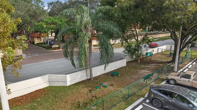 a view of a backyard