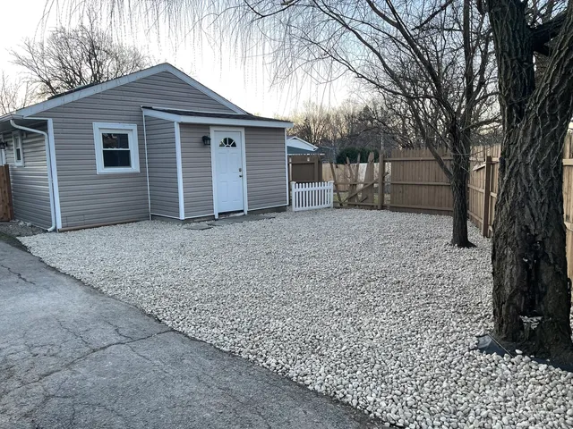 $2,000 | 519 Waukegan Road, Lake Bluff, IL 60044