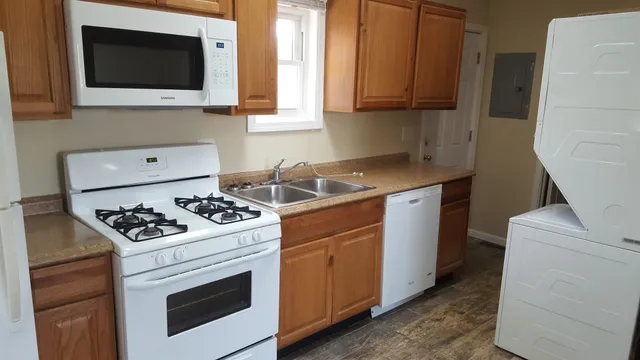 $2,000 | 519 Waukegan Road, Lake Bluff, IL 60044