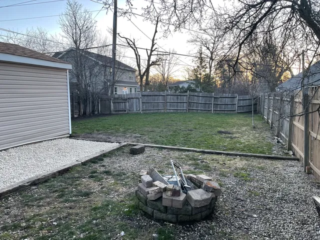 $2,000 | 519 Waukegan Road, Lake Bluff, IL 60044